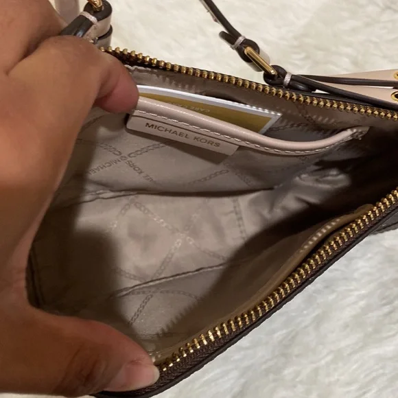 Micheal Kors Camden XS Pouchette - Picture 7 of 13